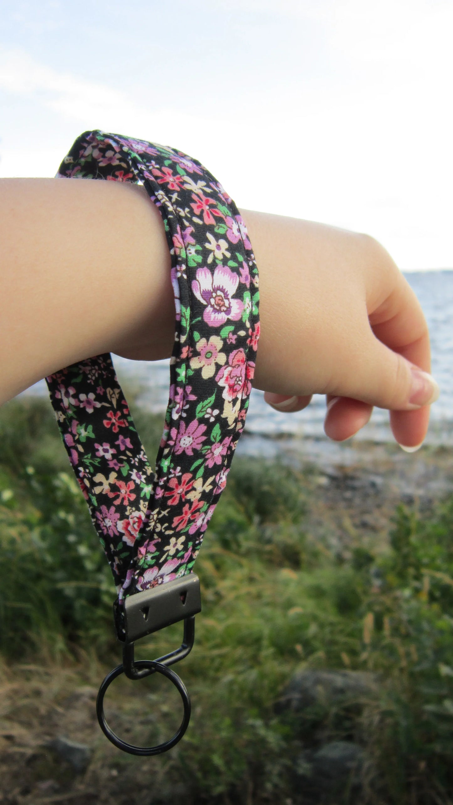 Musta kukka Wristlet-avaimenperä - Hilla Lifestyle