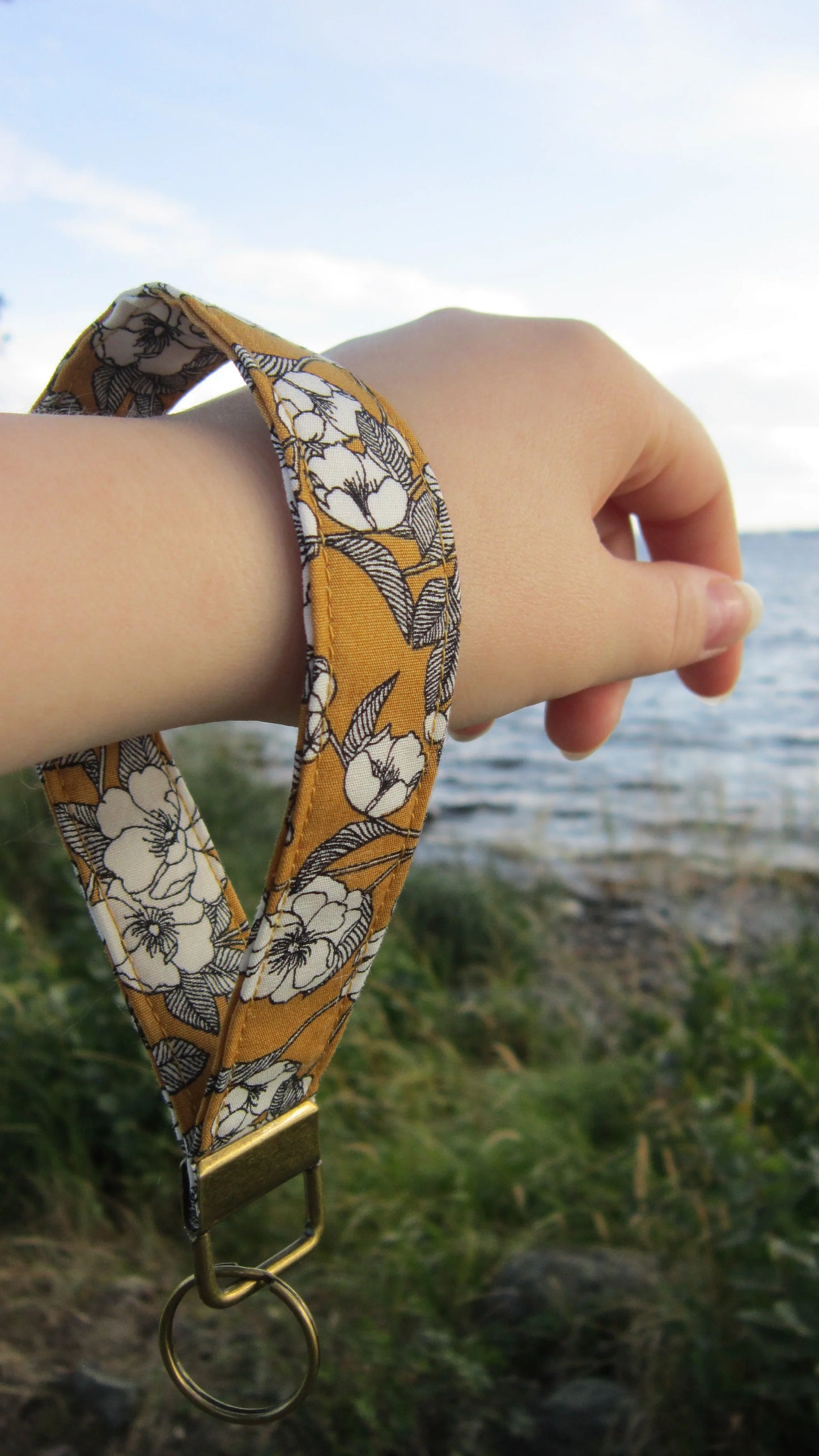 Keltainen kukka Wristlet-avaimenperä - Hilla Lifestyle